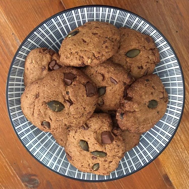 Assiettes de cookies aux pépites de chocolat noir et graines de courges