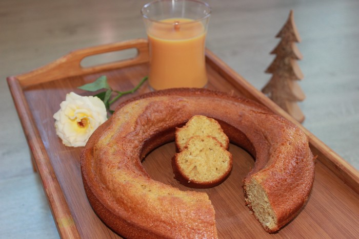 Cake en forme de couronne posé sur un plateau en bois.