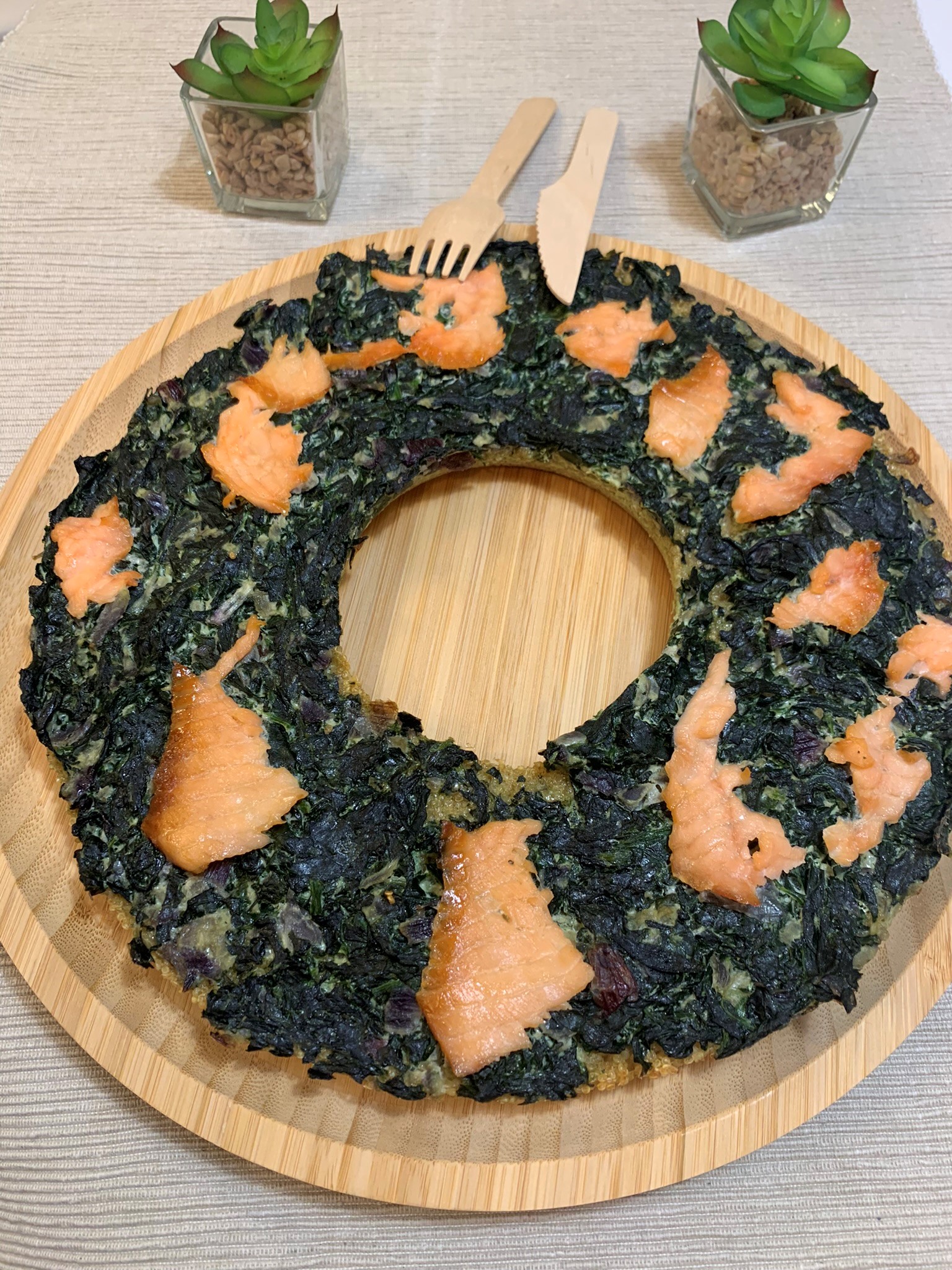 Tarte en couronne recouverte d'épinards et de morceaux de saumon