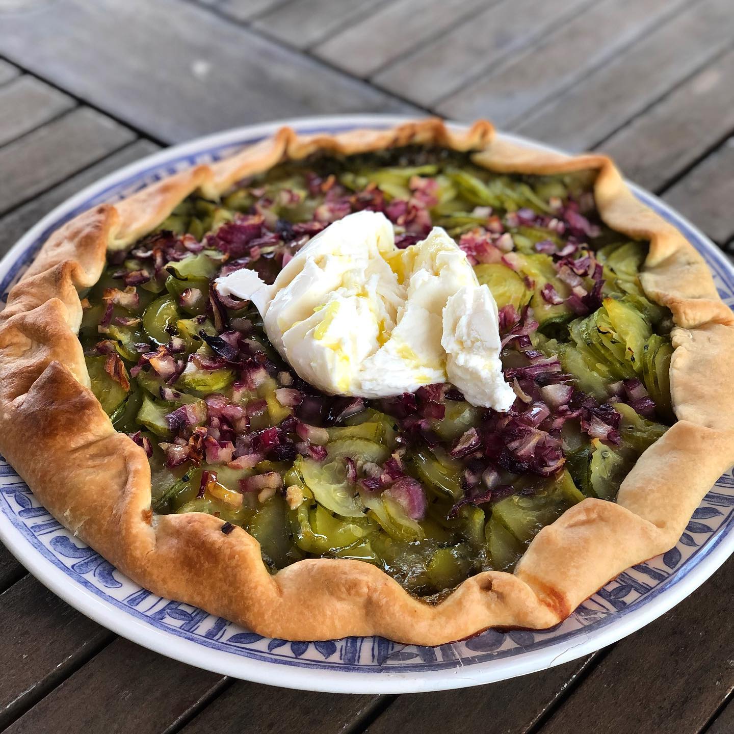 Tarte au pesto et à la courgette posé sur un plat