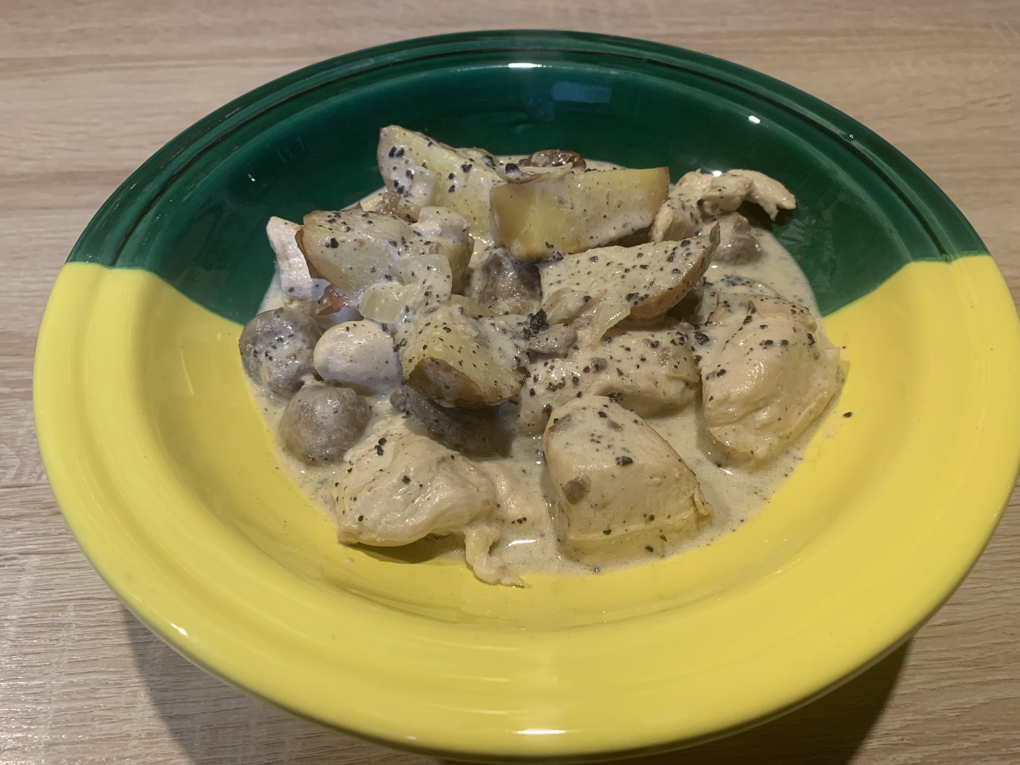 Assiette garnie d'un émincé de poulet à la crème truffée