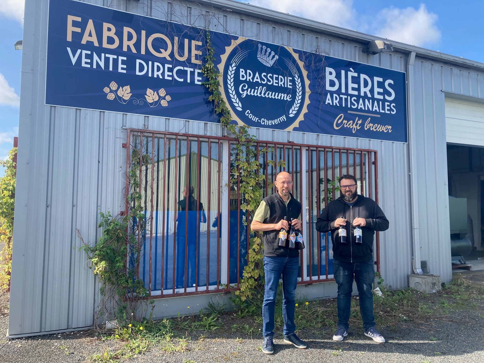 Guillaume Leclercq et son salarié devant la Brasserie Guillaume