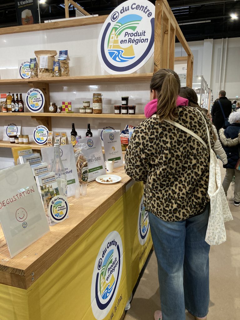 Sur le coté du stand © du Centre, des produits agréés © du Centre sont proposés à la dégustation.